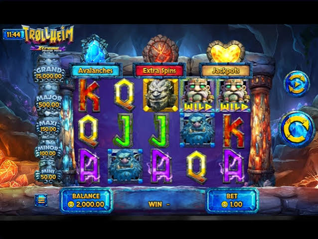 Trollheim slot gameplay screenshot