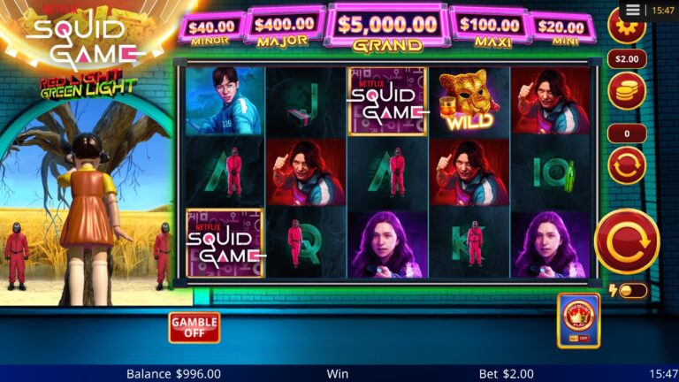 Squid Game Red Light Green Light slot gameplay with contestants and five reels